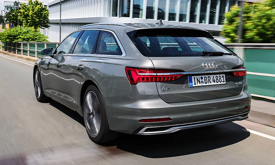 Audi A6 Avant; fahrendes Auto; Außenansicht; Heckansicht