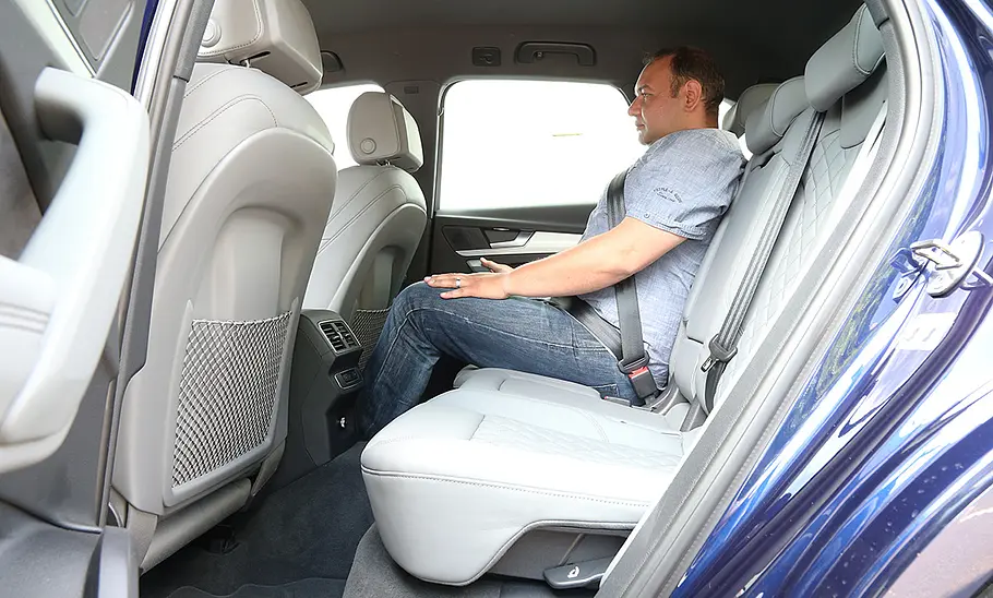 Ein Mann sitzt im Fond des Audi Q5 (2017).
