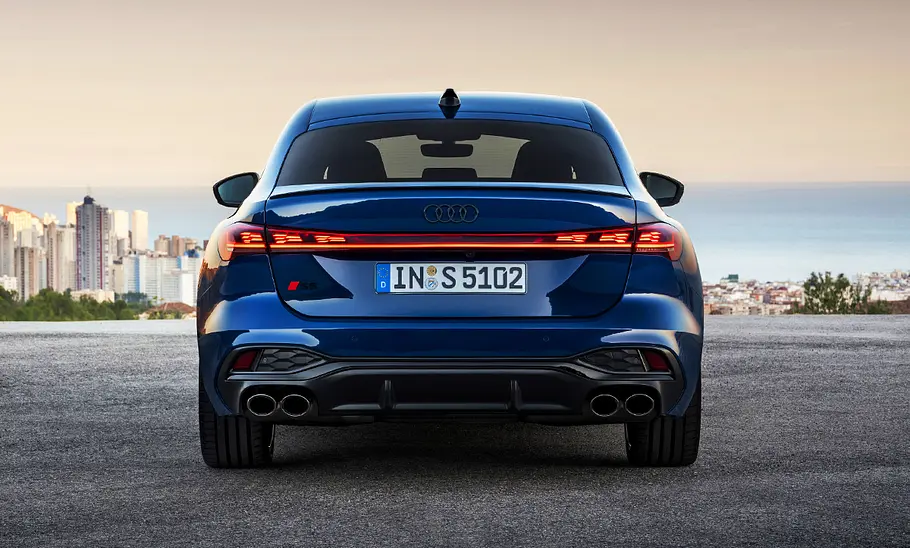 Audi S5 Sportback (2024); Außenansicht; stehend; Fließhecklimousine; Hecksicht