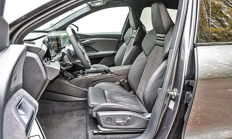 Vordersitze des Audi SQ6 e-tron durch die offene linke Vordertür fotografiert.