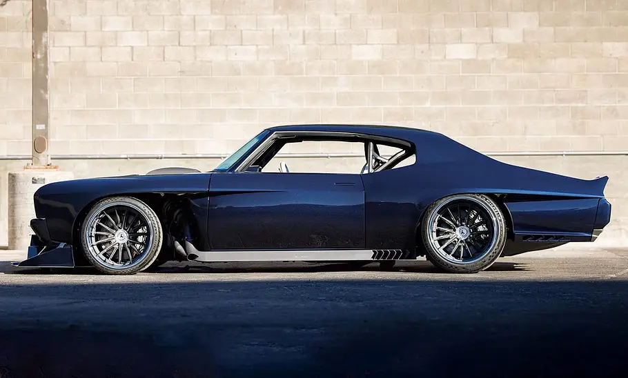 Der Chevrolet Chevelle Blazin Rodz Doughboy statisch von der Seite fotografiert.