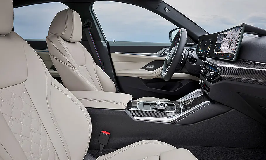 BMW M440i Gran Coupé Facelift (2024) Die vorderen Sitze des BMW M440i Gran Coupé Facelift (2024).