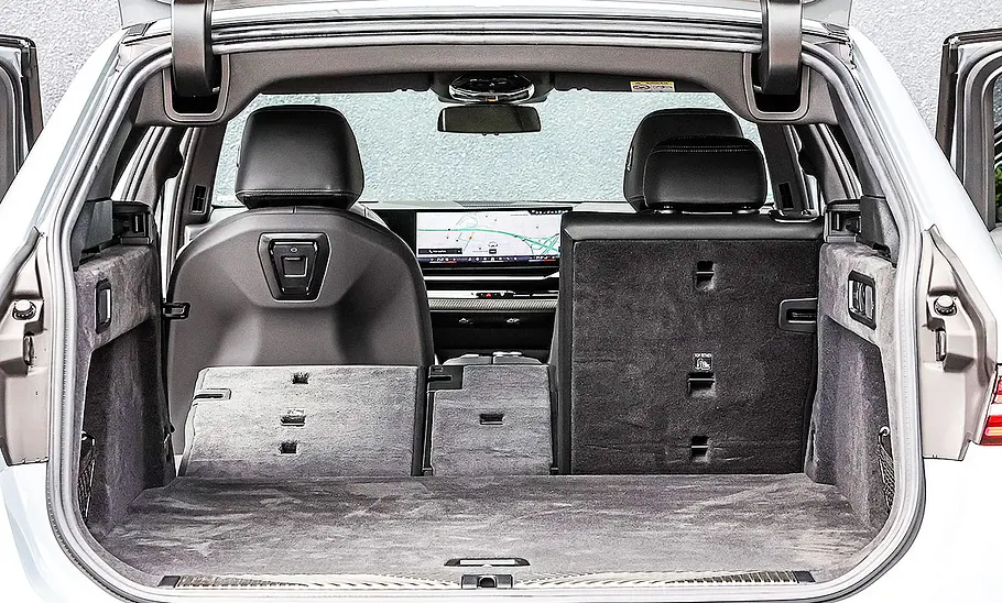 Blick in den Kofferraum des BMW 530e Touring.