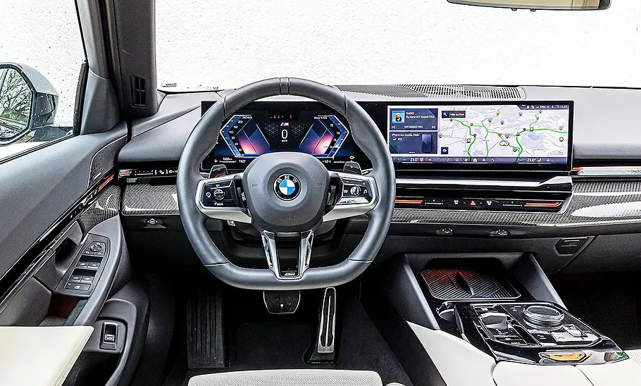 Blick auf die Armaturen im Innenraum des BMW 5er Touring.