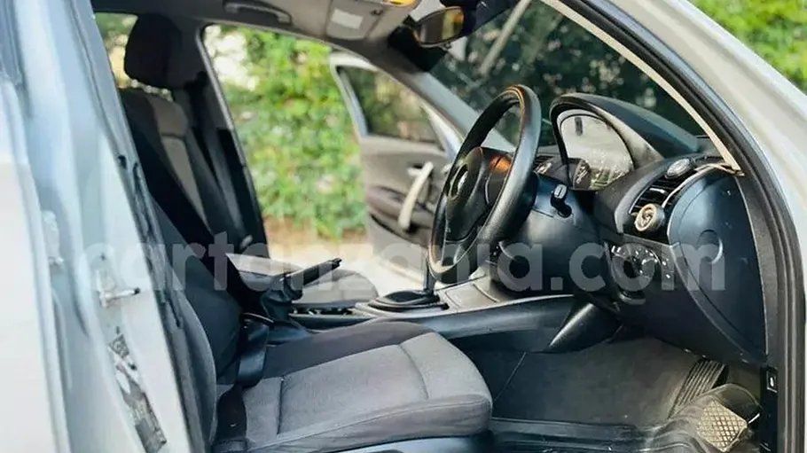 Der rechtsgelenkte BMW 1er verfügt nicht nur über einen Riesengrill, sondern hat auch ein Automatikgetriebe.