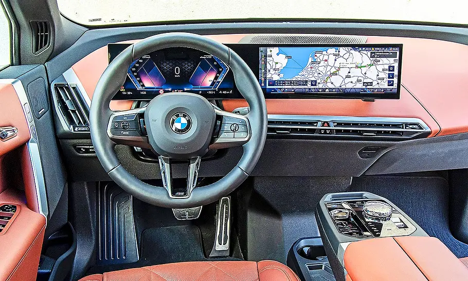 Blick auf die Armaturen im Innenraum des BMW iX.