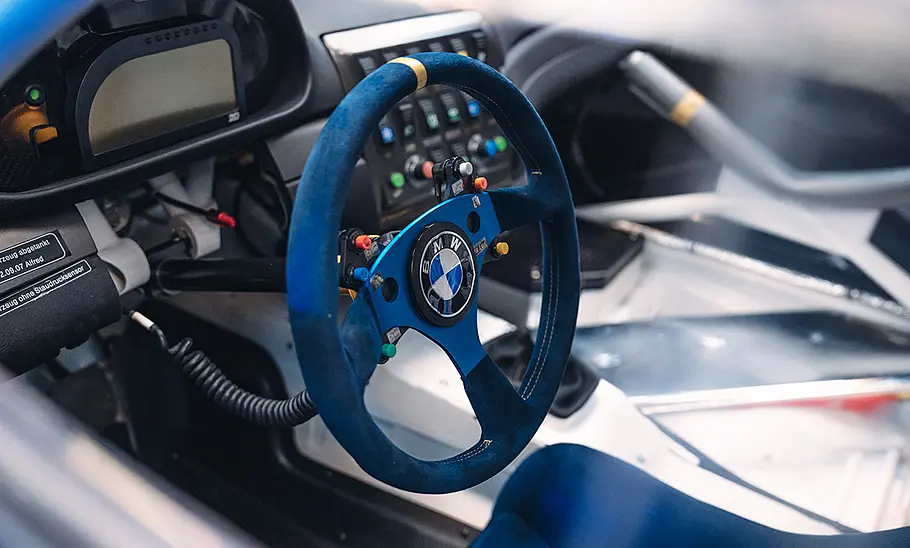 Cockpit des BMW M3 GTR (E46).