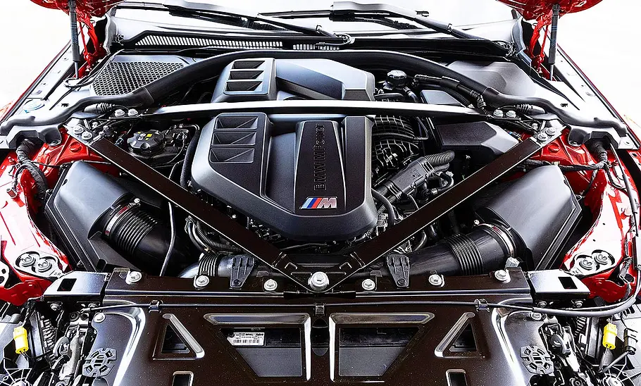 Blick in den Motorraum des BMW M4.