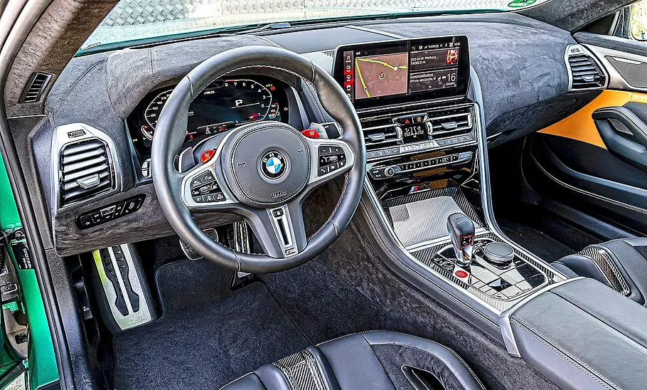 Das Cockpit des BMW M8 Competition.