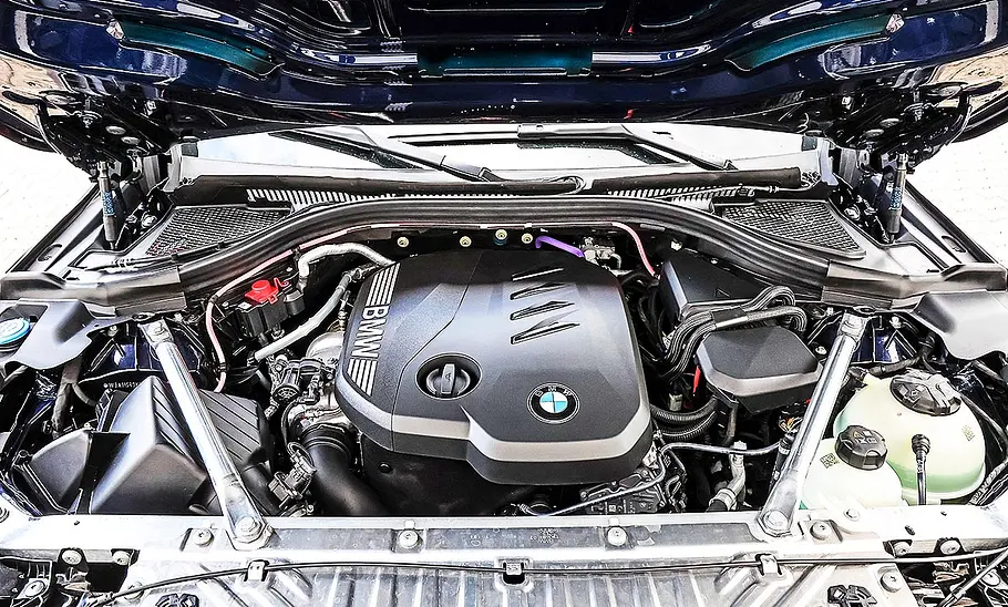 BMW X3 Blick in den Motorraum des BMW X3.