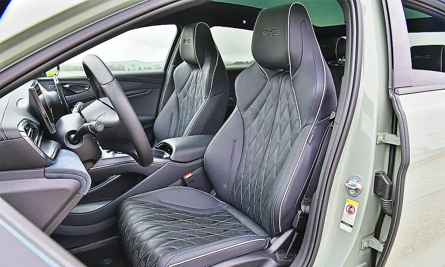 Blick auf die Vordersitze im Innenraum des BYD Seal.