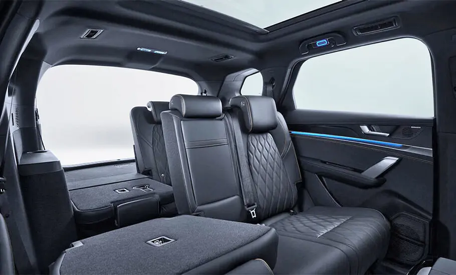 BYD Tang Facelift (2024) Die Rücksitzbank des BYD Tang Facelift (2024), zu einem Drittel umgelegt, mit Blick auf die ebenfalls zu Teilen umgelegte dritte Sitzreihe.
