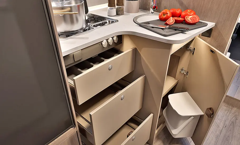 Das Bild zeigt die Küche des Carado T448 (2024) mit geöffneten Schubladen und Schrank.