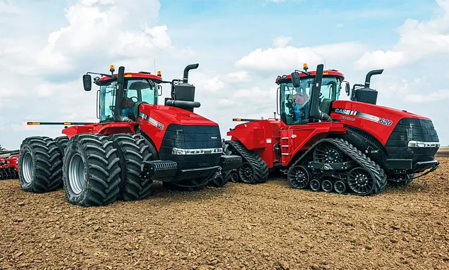 CaseIH Steiger/Quadtrac 620 Blick von schräg hinten auf zwei CaseIH Steiger/Quadtrac 620.
