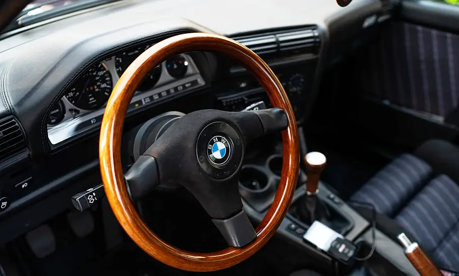 BMW 3er E30 mit Tuning von CAtuned: Lenkrad