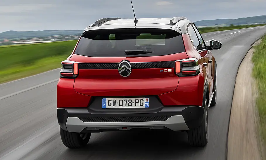 Citroën e-C3 (2024) Citroën e-C3 (2024) fahrend, von hinten