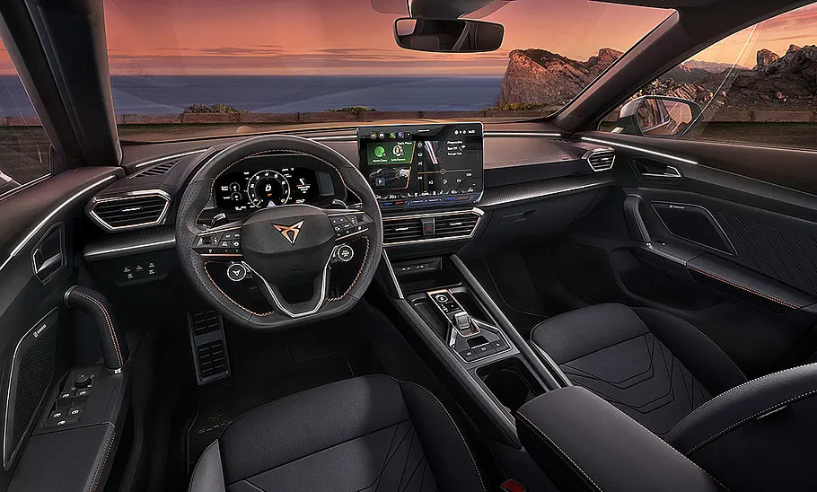 Blick auf die Armaturen im Innenraum des Cupra Formentor Facelift (2024).
