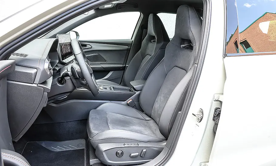 Die vorderen Sitze des Cupra Leon Sportstourer 2.0 TDI.