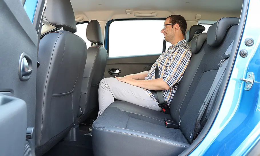 Eine Person sitzt im Fond des Dacia Logan MCV Stepway (2016).