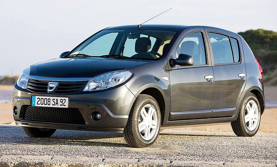 Der Dacia Sandero stehend von der Seite.
