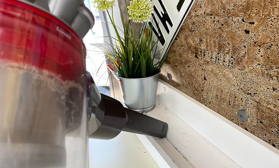 Die Detailaufname zeigt den Dyson Akku-Staubsauger Car & Boat V8 beim Aussagen der Fuge.