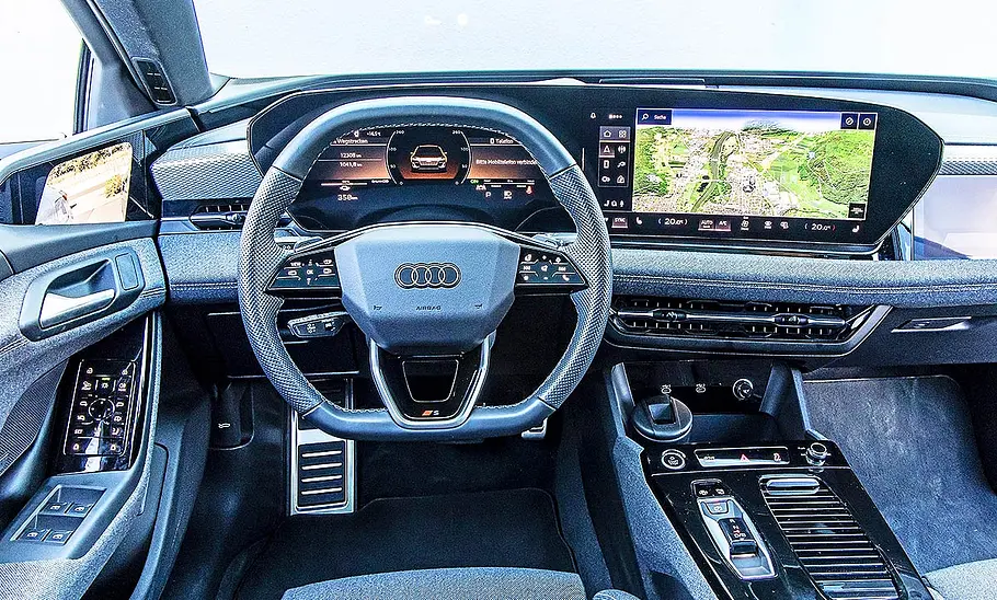 Blick auf die Armaturen im Innenraum des Audi A6 e-tron.
