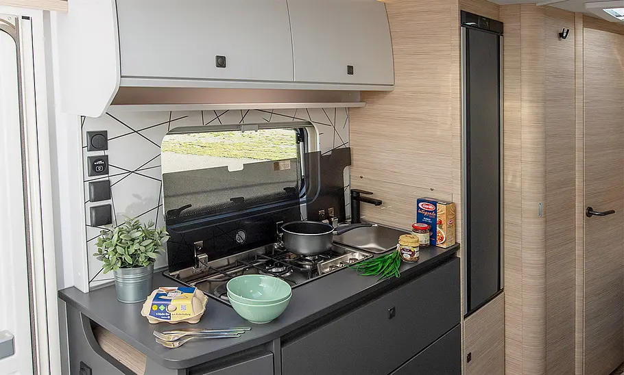 Fendt Caravan Apero 560 SKM (2024) Die Küchenzeile im Fendt Caravan Apero 560 SKM (2024)
