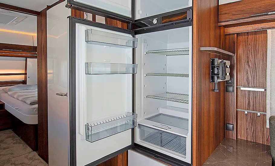 Das Bild zeigt den geöffneten Kühlschrank des Fendt Diamant 650 (2025).