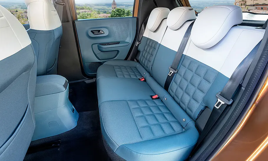 Der Fond des Fiat Grande Panda Hybrid (2025).