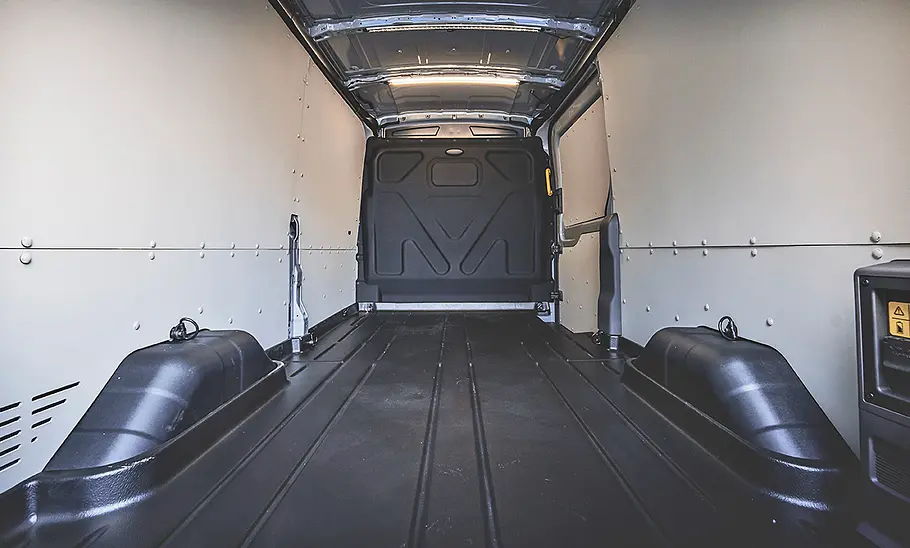 Der Laderaum des Ford E-Transit (2022), von innen fotografiert.