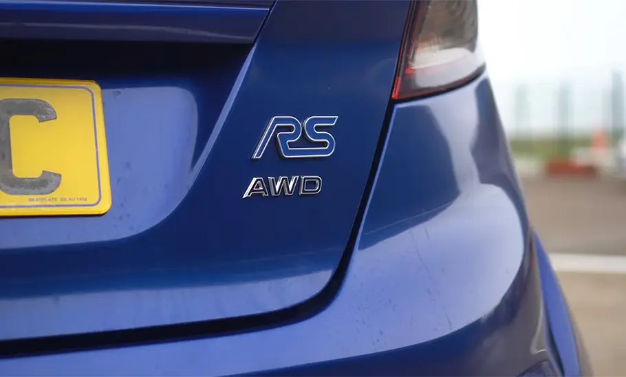 Logo auf der Heckklappe eines Ford Fiesta RS, fotografiert von hinten.