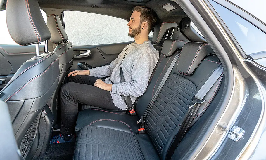 Ford Puma (2019); Rücksitzbank mit Person