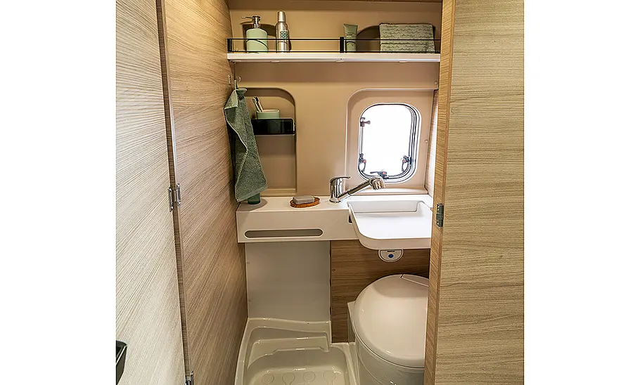 Forster Livin Up Pro V 599 HBL (2025) Die Innenaufnahme zeigt das Badezimmer des Forster Livin Up Pro V 599 HBL (2025).