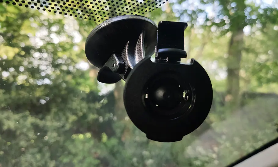 Saugnapf für den Garmin DriveSmart 66 MT-S, fotografiert an der Windschutzscheibe eines Autos.