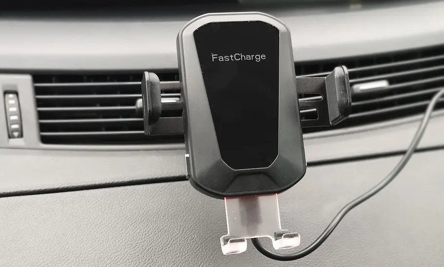 Handyhalterung fürs Auto mit Ladefunktion im Test Der Eoiwuy Fastcharge M20 Wireless Car Charger am Lüftungsgitter eines Armaturenbretts.