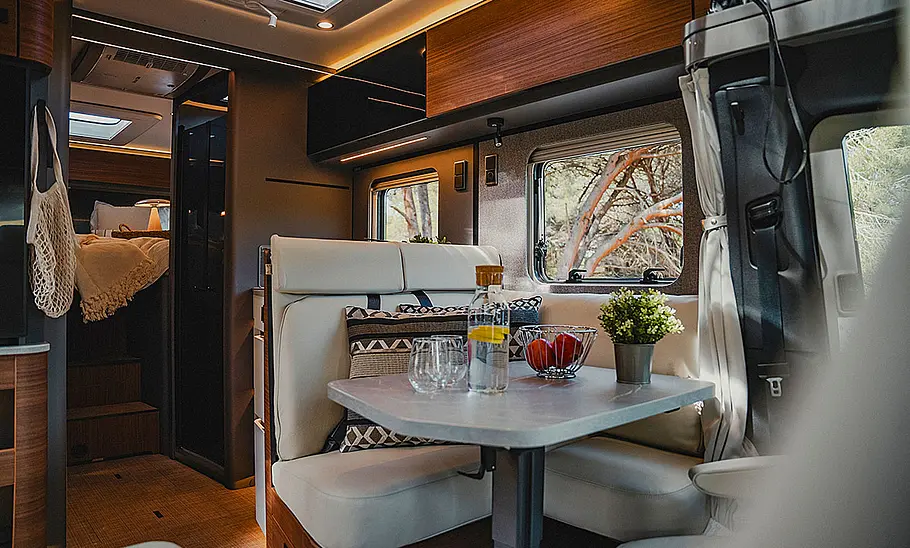 Hymer B-Klasse Modern Comfort (2025) Das Bild zeigt den Wohnraum des Hymer B-MC T (2025).