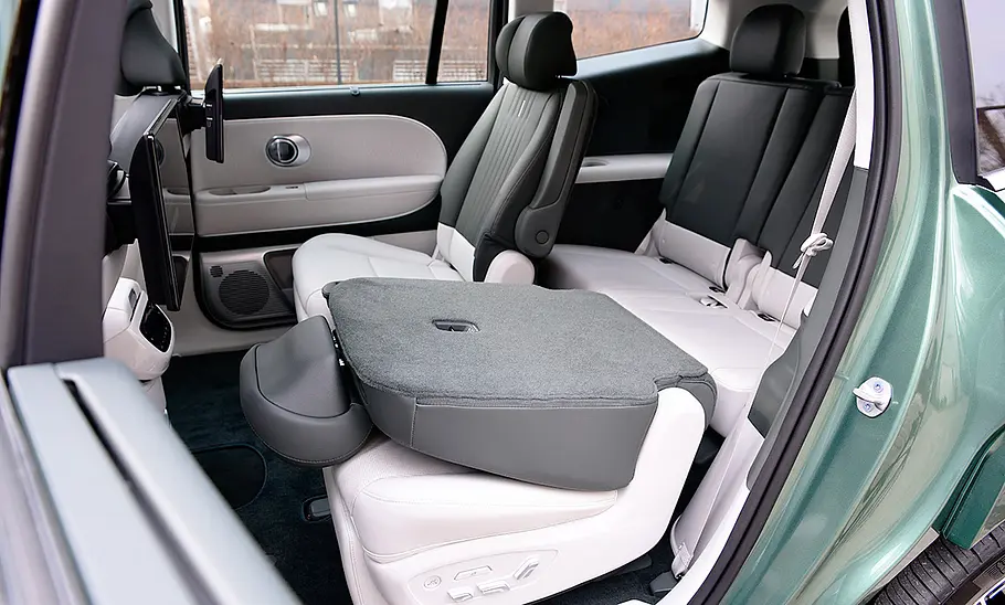 Die zweite Sitzreihe des Hyundai Ioniq 9 (2025) mit umgeklappter Lehne beim linken Sitz.