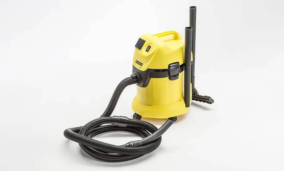 Kärcher Nass-/Trockensauger WD 3 S V-17/4/20 im Test Kärcher Nass-/Trockensauger WD 3 S V-17/4/20, fotografiert im Studio von schräg vorn.