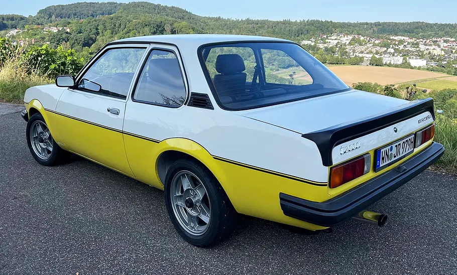 Irmscher Opel Ascona i 2000 Der Opel Ascona i 2000 gönnte sich Leichtmetallfelgen und einen Heckspoiler. Ansicht von hinten links oben.
