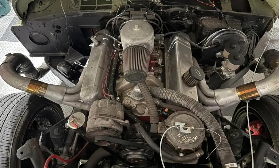 V8-Motor einer Corvette C4 im Motorraum des Corveep oder Jeevette, fotografiert von vorne.