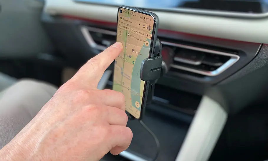 Joyroom Wireless Car Charger Holder Joyroom Wireless Car Charger Holder montiert von schräg vorne fotografiert.