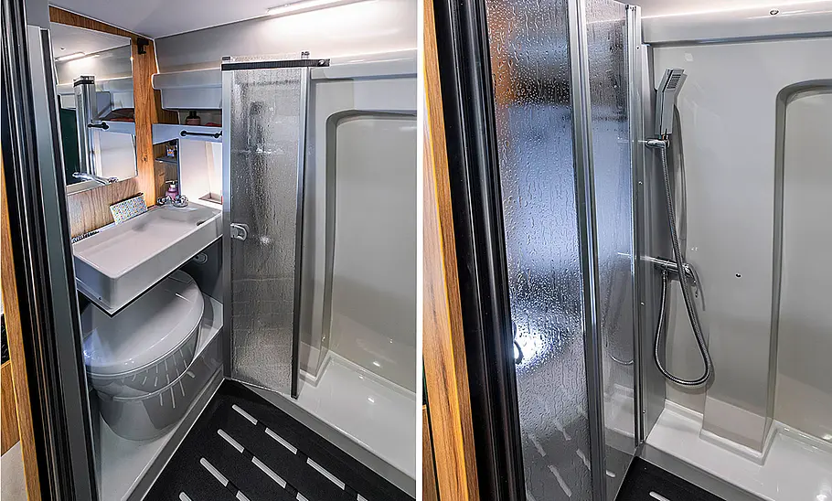 Die Innenaufnahme zeigt die Nasszelle des Karmann Dexter 560 4x4 (2025). Links der Umbau zum Waschraum mit Klappwaschbecken und Kassetten-WC, rechts der Umbau zur Duschkabine per Faltwand.