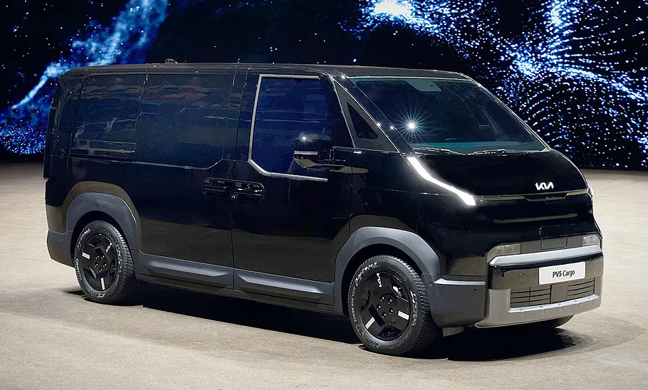 Kia PV5 Cargo (2025) Der Kia PV5 Cargo (2025) steht in Studioumgebung, von vorne rechts fotografiert.