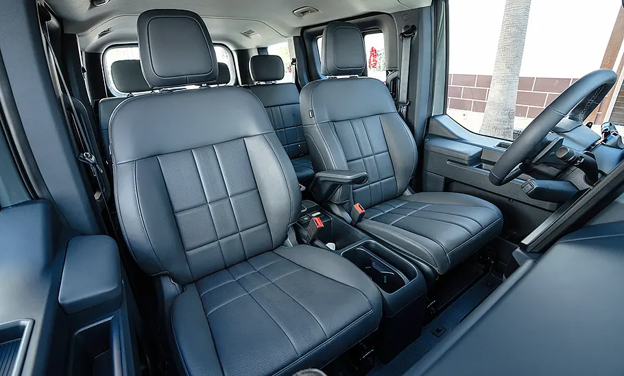 Die vorderen Sitze des Kia PV5 Passenger (2025).