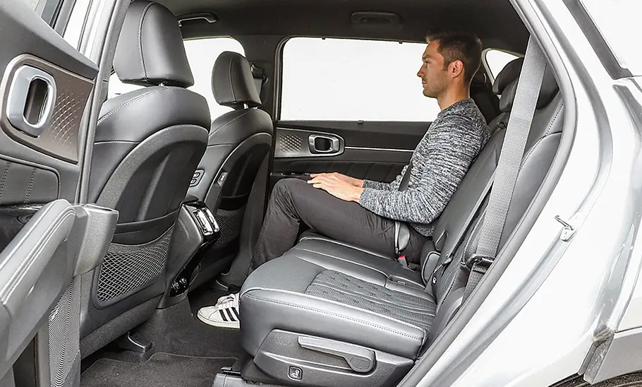 Kia Sorento (2020) Eine Person sitzt im Fond des Kia Sorento (2020).