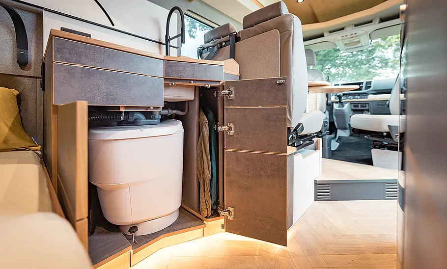 Kiwi Aotearoa (2024) Wohnraum des Kiwi Aotearoa (2024). Ansicht auf den geöffneten Unterschrank mit Campingtoilette.