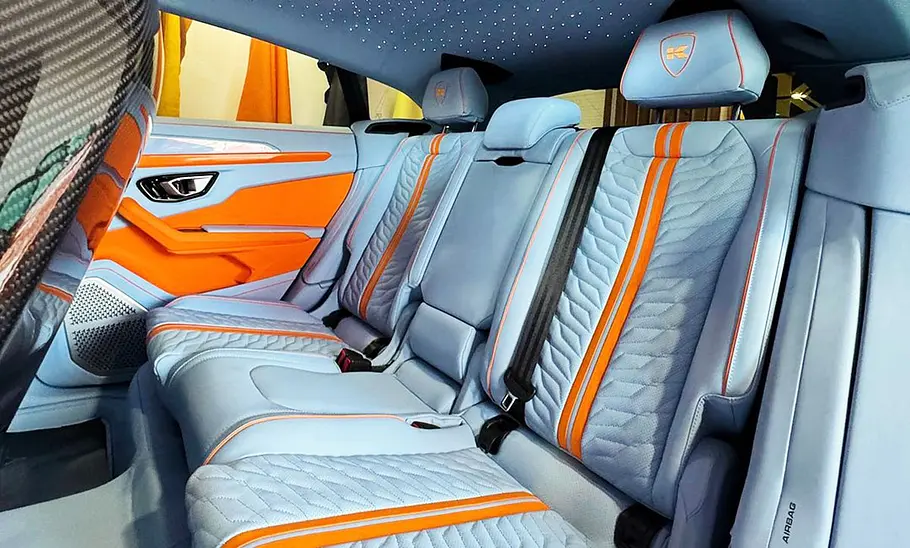 Lamborghini Keyrus von Keyvany Die Rücksitzbank und der Sternenhimmel im Lamborghini Urus von Keyvany namens Keyrus.