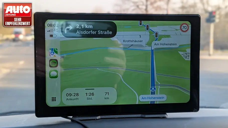 Lescars Car Display Dashcam 9 Zoll im Test mit Apple-Oberfläche, fotografiert von hinten.