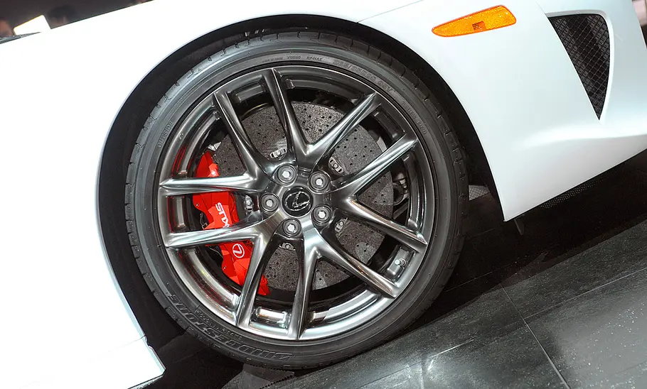 Lexus LFA (2012) Detailaufnahme eines Rades vom Lexus LFA (2012).