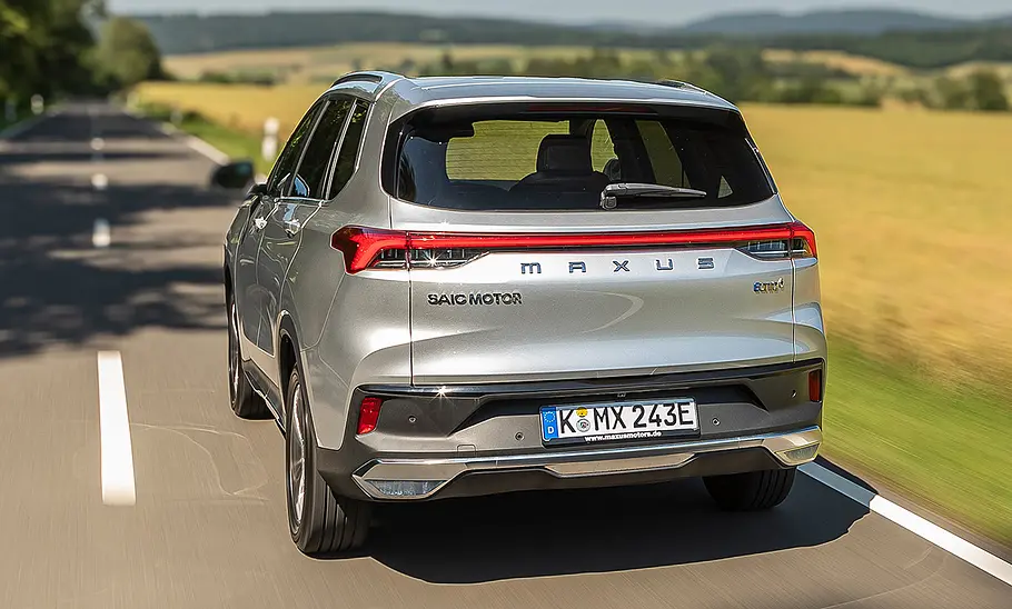 Maxus Euniq 6 (2024) fahrend, Ansicht von hinten